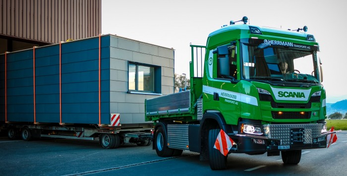 Túlméretes szállítmányokkal is elbír ez a kicsike Scania 1 | Vezess Túlméretes szállítmányokkal is elbír ez a kicsike Scania 1