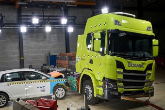 Ez történik, ha egy autó elektromos teherautóval ütközik