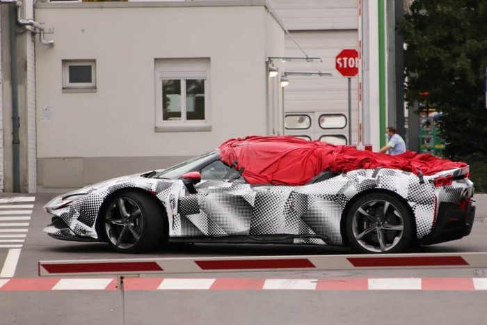 Vicces álcázással mutatkozott az új Ferrari 3