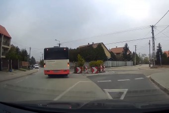 Elképesztő, mit csinált ez a fehérvári buszos a körforgalomban