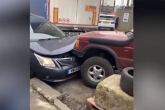 Durva leszámolás: újra és újra nekiment a Toyotának a terepjárós