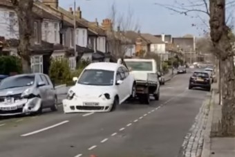 Az autótolvaj, aki begombázhatott, mert más magyarázat nem nagyon van arra, amit művelt