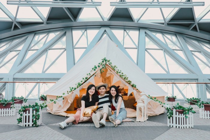 Járatok híján sátrazni kezdtek a világ legjobb repterén 3 | Vezess Járatok híján sátrazni kezdtek a világ legjobb repterén 3