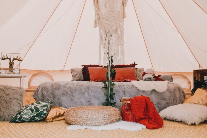 Járatok híján sátrazni kezdtek a világ legjobb repterén 5