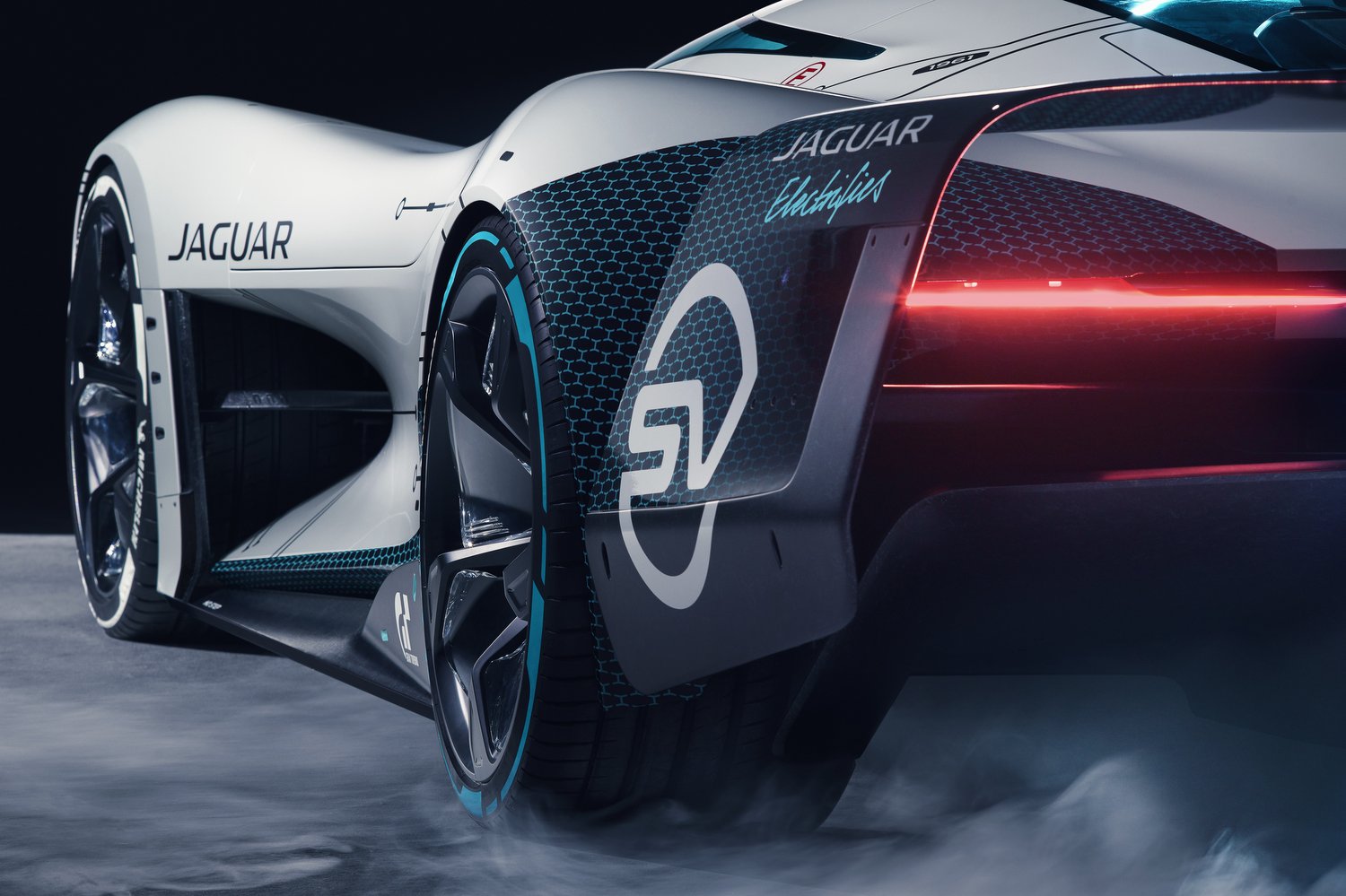 Elképesztő virtuális versenyautót épített a Jaguar 8