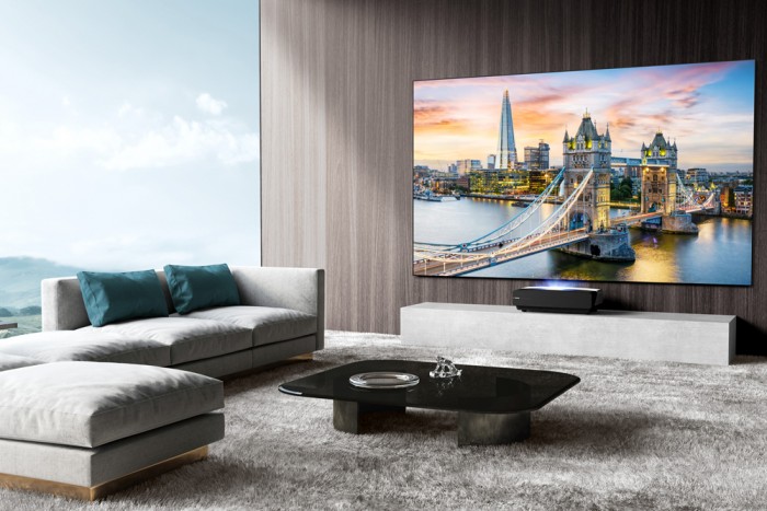 Mozi a nappaliban lézertévével (x)