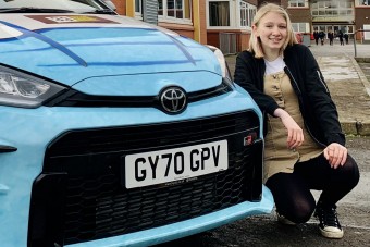 A lány, aki még egy autóra is maszkot húzott