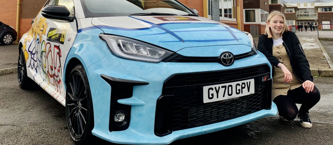 A lány, aki még egy autóra is maszkot húzott