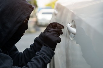 Fényes nappal loptak alkatrészt az autóból