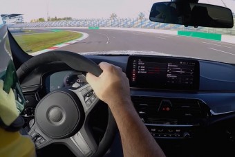 Ez az utcai BMW gyorsabb, mint egy verseny-Porsche