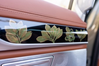 Aranyvirágok nőnek ebben az autóban