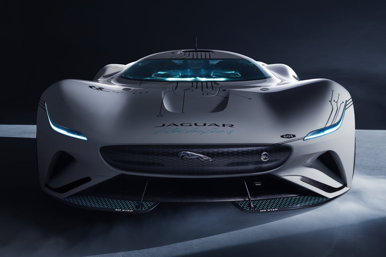 Elképesztő virtuális versenyautót épített a Jaguar 11