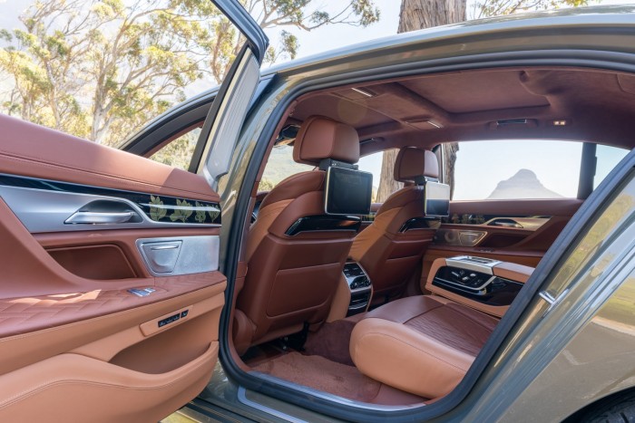 Aranyvirágok nőnek ebben az autóban 6