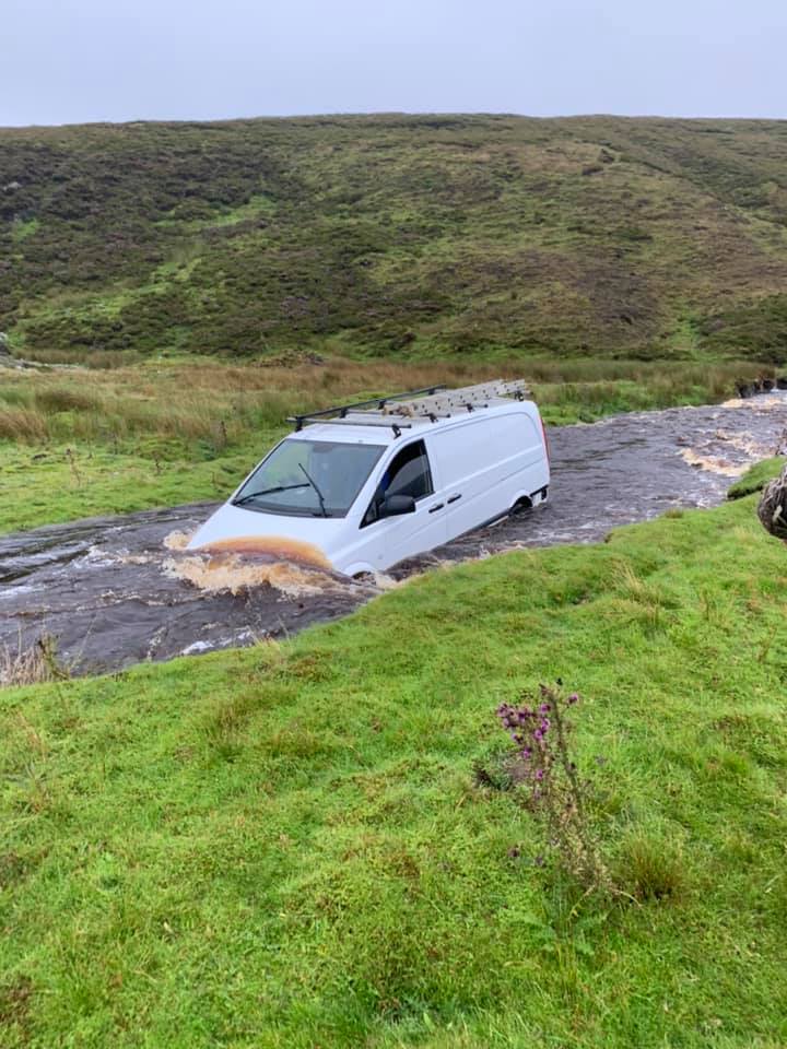 Az egész Facebook röhög a sofőrön, aki nekiment az áradó pataknak 1