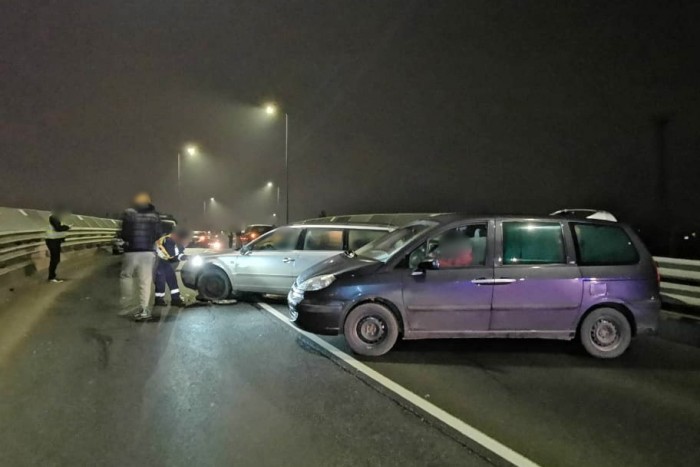 Nyolcas karambol Szombathelyen a jég miatt