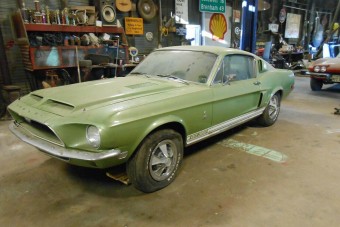 35 évre a pajtába száműzték ezt a Shelbyt, ritka magyarázat van rá