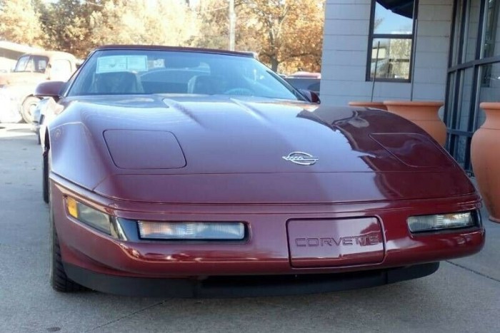 43 km-rel árulnak egy régi, limitált szériás Corvette-et