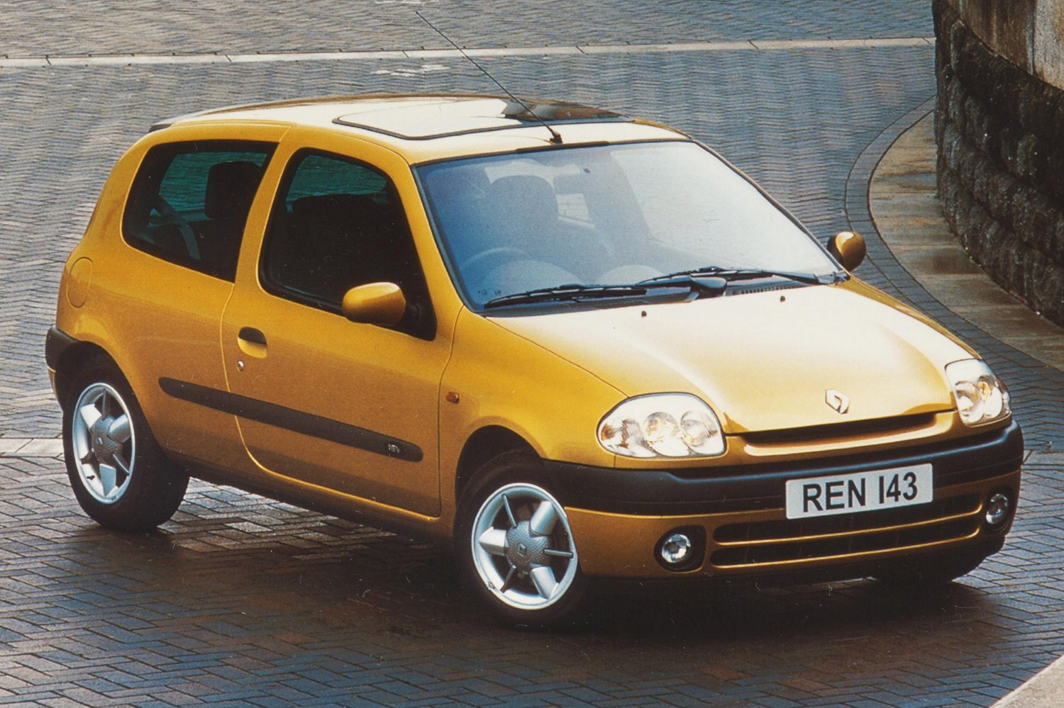 30 éves a Renault Clio 9