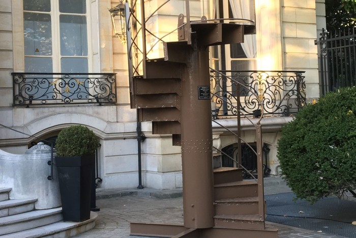 Egy vagyonért adták el az Eiffel-torony lépcsőit