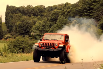 Ez a 808 lóerős Jeep inkább elhúzza, semmint megmássza a hegyeket