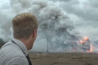 Ilyen pusztítást végez az autóban robbanó tűzijáték