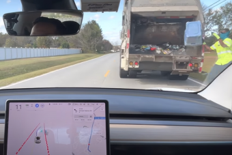 Itt a jövő, a Tesla vezetéssegédje majdnem magától kikerült egy kukásautót 