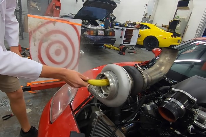 Banánt és mellimplantátumot etettek a turbóval, meg se kottyant neki