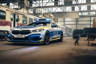 Rendőrruhát kapott a BMW legmenőbb kupéja 23