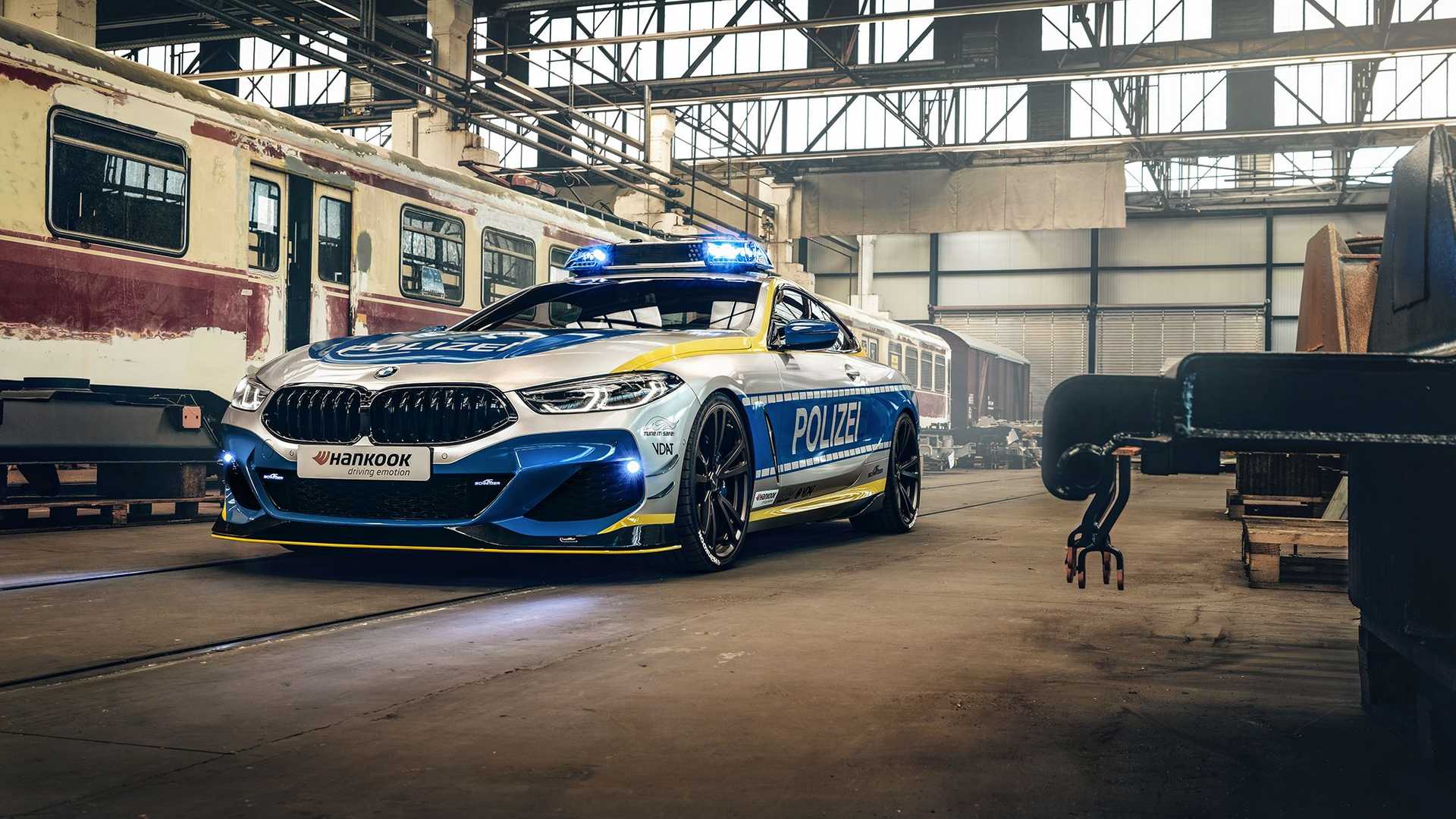 Rendőrruhát kapott a BMW legmenőbb kupéja 8