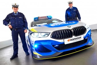 Rendőrruhát kapott a BMW legmenőbb kupéja