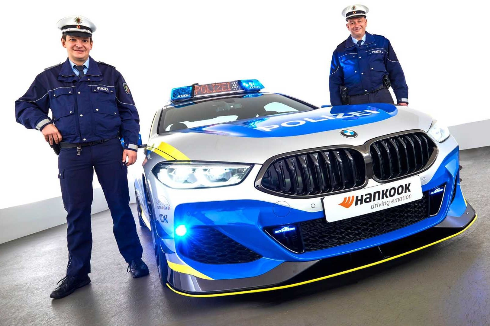 Rendőrruhát kapott a BMW legmenőbb kupéja 4