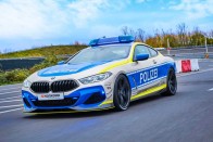 Rendőrruhát kapott a BMW legmenőbb kupéja 27