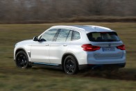 Villanyautók: a BMW téved vagy mindenki más? 73