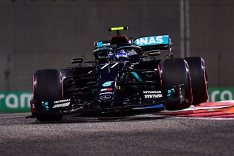 F1: Tűz és piros zászló az edzésen, élen a Mercedes