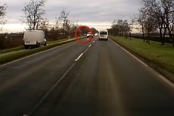 Tempósan zúzott a bringaúton egy teherautó Szarvasnál