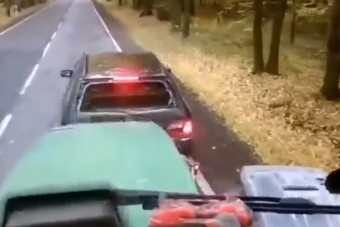 Büntetőfékezett a mercis egy traktor előtt, nagyon hamar megbánta