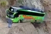 Halálos útszakaszra merészkedett, majdnem a mélybe zuhant 7