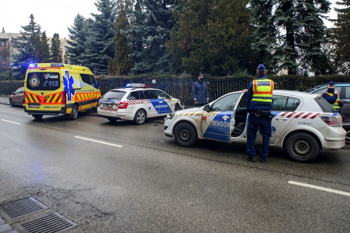 Két rendőrautó ütközött Budapesten 1 Két rendőrautó ütközött Budapesten 1
