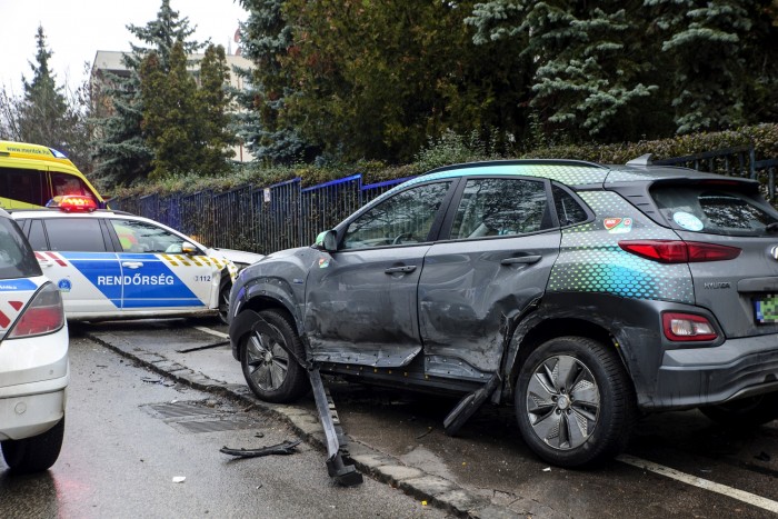 Két rendőrautó ütközött Budapesten 2 Két rendőrautó ütközött Budapesten 2