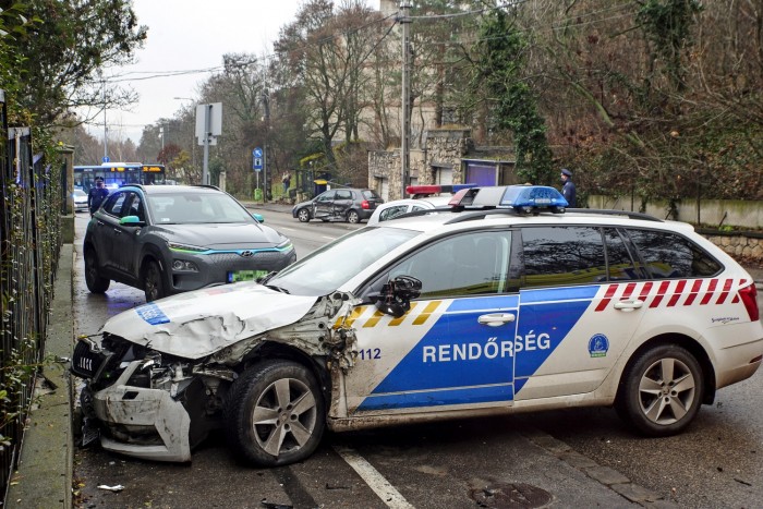 Két rendőrautó ütközött Budapesten 3 Két rendőrautó ütközött Budapesten 3