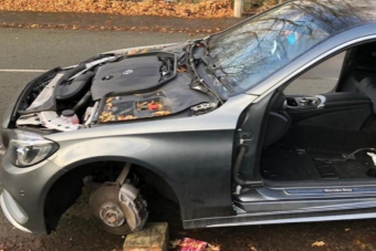 A tulaj háza előtt kapták szét Mercedesét a tolvajok