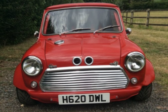 Őrült öreg Mini két motorral, 350 lóerővel