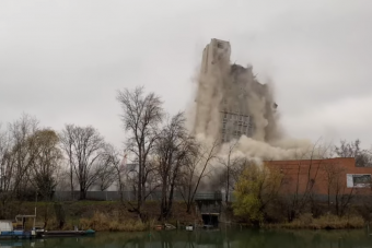 Így robbantották porrá a 60 méteres budapesti toronyházat 