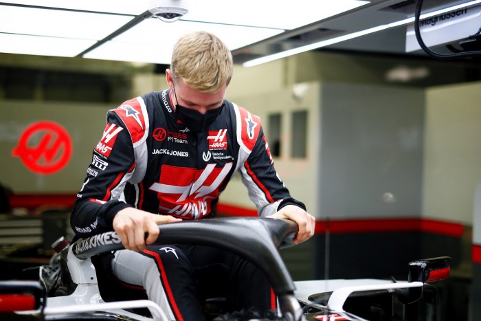 F1: Hivatalos, nagy hátrányba kerül Schumacher csapata