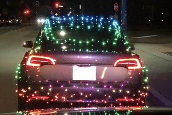 Rendőrök kapcsolták le a karácsonymániás Tesla-sofőrt
