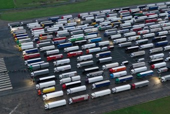 Alig volt pozitív eset az Angliában feltorlódott kamionosoknál