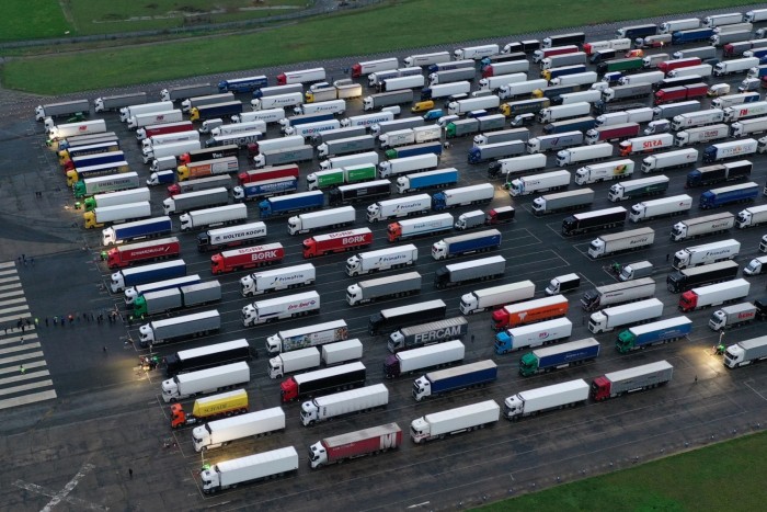 Alig volt pozitív eset az Angliában feltorlódott kamionosoknál