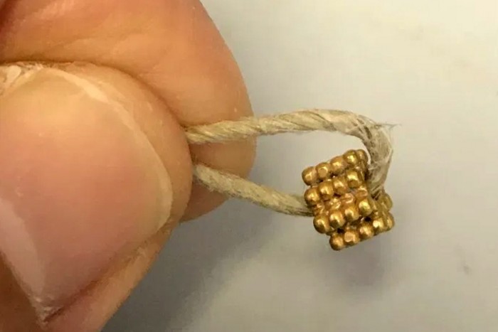 Háromezer éves aranygyöngyöt talált egy kisfiú