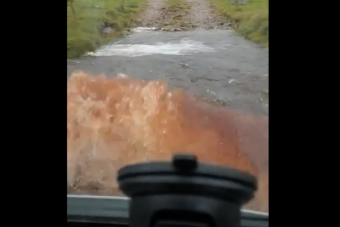 Az egész Facebook röhög a sofőrön, aki nekiment az áradó pataknak