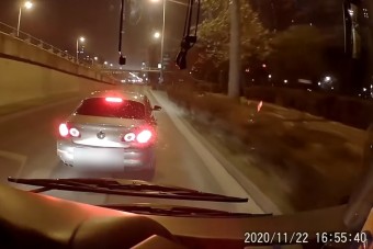 Büntetőfékezett a metrópótló előtt, eltiltották a vezetéstől